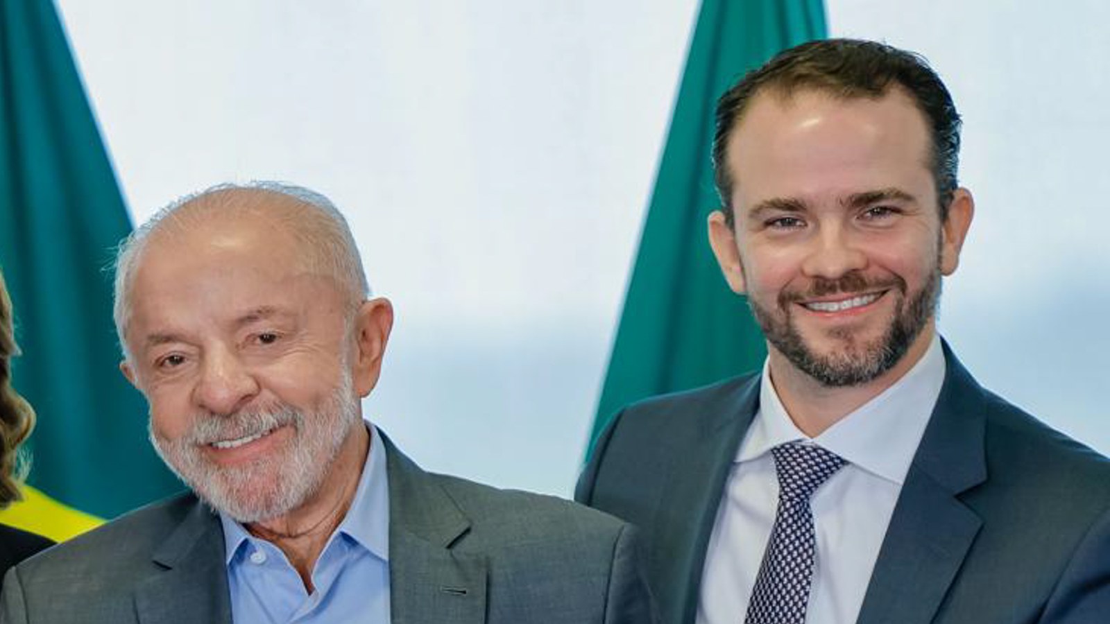 Brazil's Finance Minister Dario Durigan (right) with President Luiz Inácio Lula da Silva at the Planalto Palace in Brasília